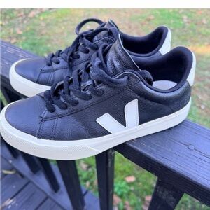 Veja Black and White Casual
Sneakers Unisex!!
Black and White Veja Sneakers